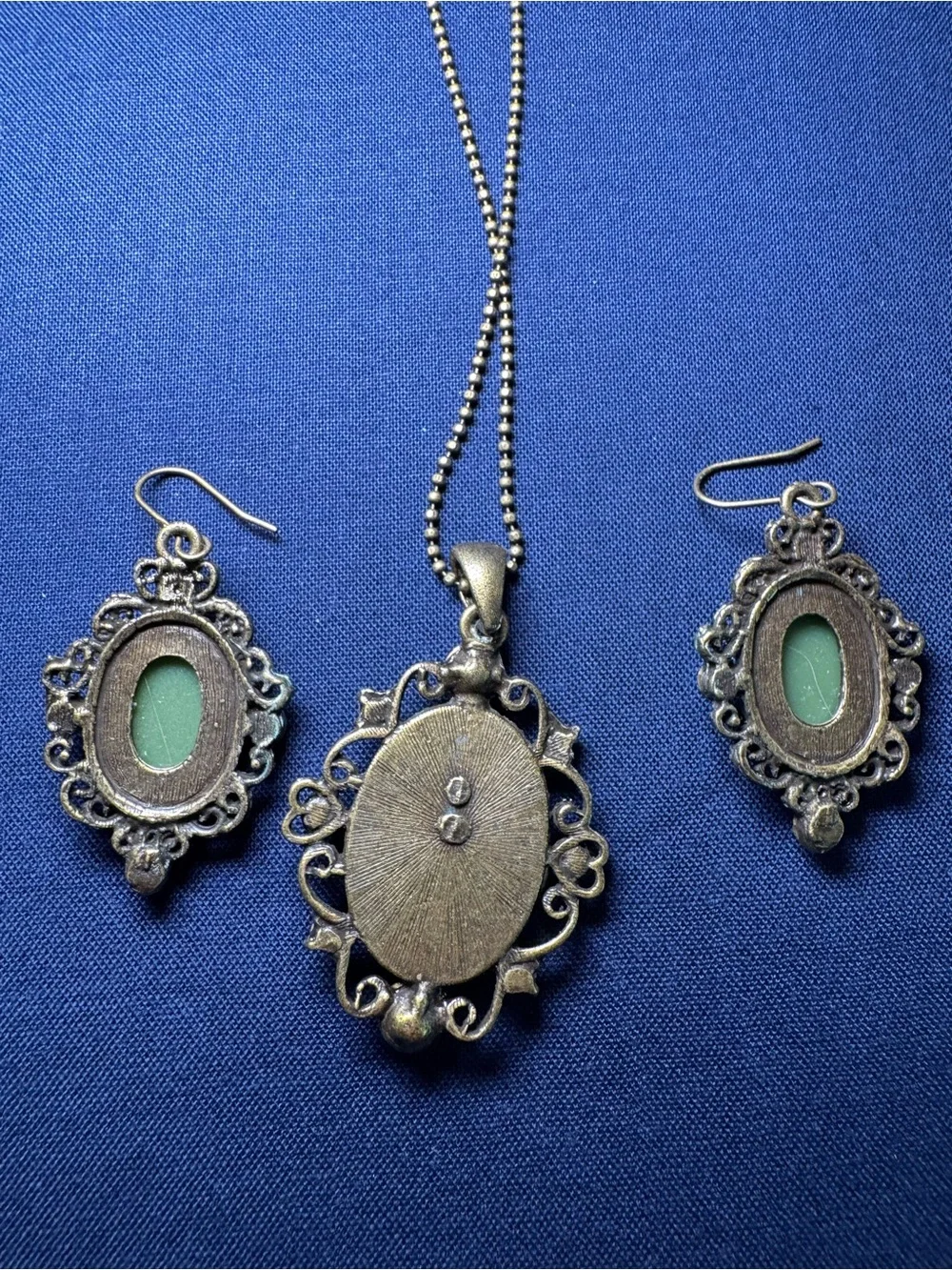 Vintage-Inspired Green Cameo Pendant Necklace & Earrings Set